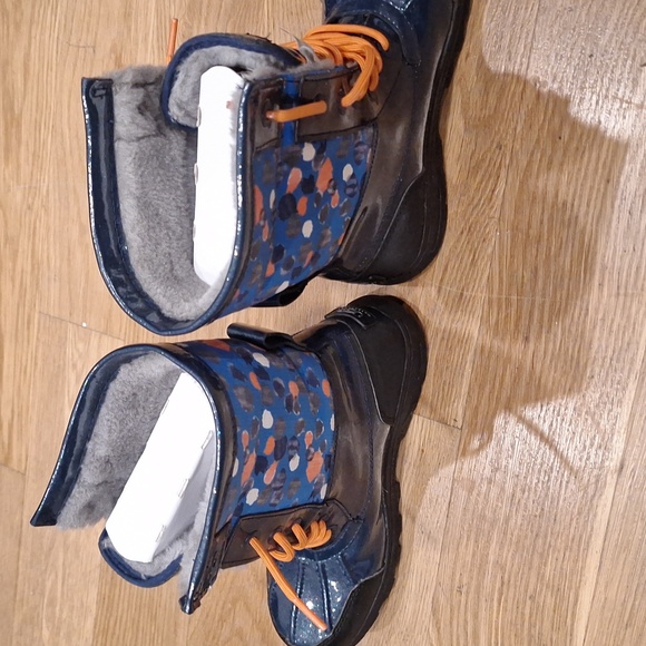 Uggs kids boys boots - Picture 5 of 5